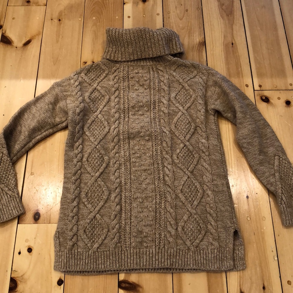 Lands’ End women’s sweater 6-8 , camel.